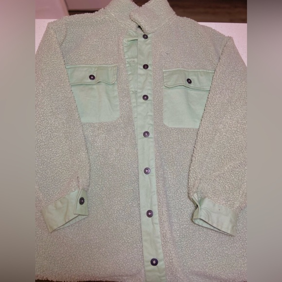Fluffy sage green jacket 🍵 - Picture 2 of 3